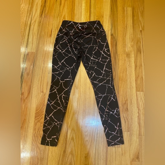 💜 5 for $25 or 3 for $18 Avia black & rose gold crack pattern leggings - Picture 2 of 8